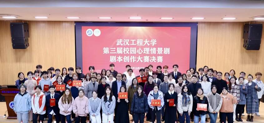 一群人站在一起 AI 生成的内容可能不正确。